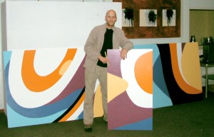 Remco de Kluizenaar met deel van het enorme schilderij Find-engine het maken van het enorme schilderij, kunstenaar Remco de Kluizenaar bij een van de panelen van het 21 meter lange kunstwerk