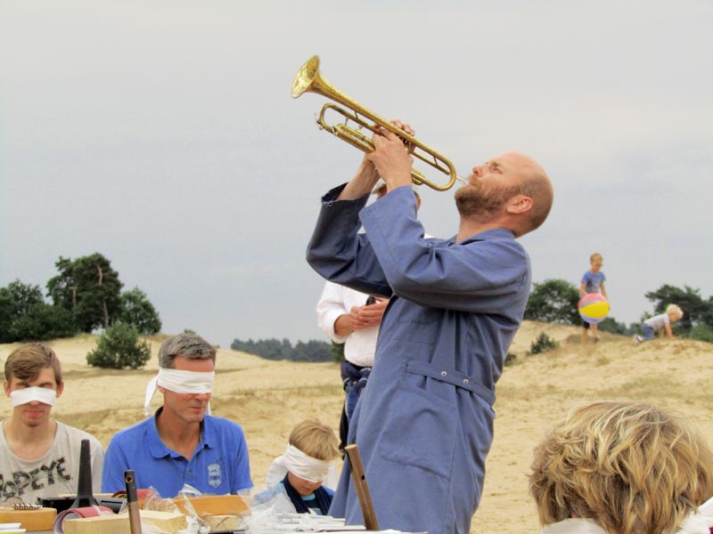 Remco de Kluizenaar in geblinddoekte klank performance "Oorkest" door zijn kunstenaarscollectief Waterlanders