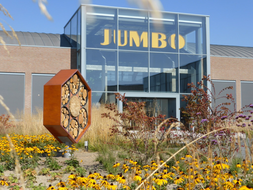 Bijenhotel kunstwerk 'Hexagone' door Remco de Kluizenaar en Taas van Herpen (zootels.nl) bij Jumbo hoofdkantoor Veghel