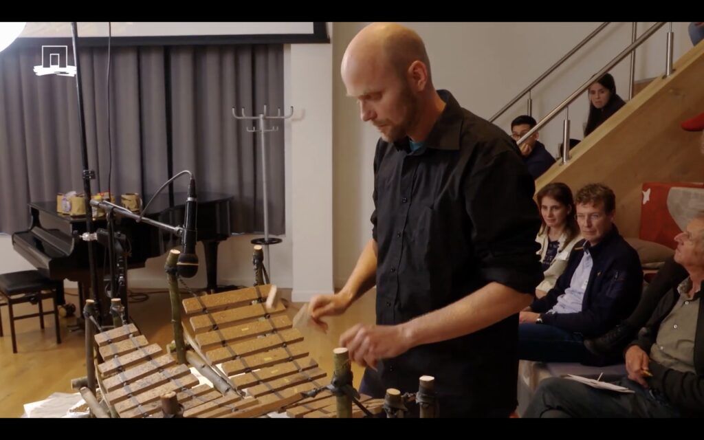 Remco de Kluizenaar speelt Bovifoon en Aqualentifoon, muziekinstrumenten die hij met Wageningen University & Research (WUR) ontwikkelde van dierlijke en plantaardige eiwitten, een instrument uit koeienbloed en een "plant based alternative" van eendekroos, dat de klank van de bovifoon benadert